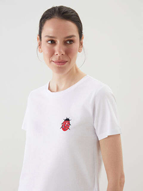 LCWAIKIKI Classic Bisiklet Yaka Uğur Böceği Nakışlı Kadın Tişört