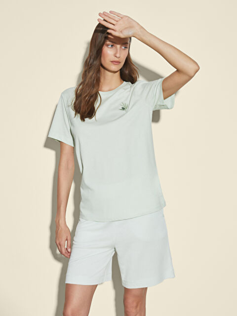 LCWAIKIKI Classic Bisiklet Yaka Nakışlı Kadın Tişört - S5P188Z8-FJK