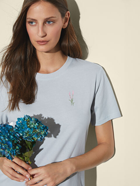 LCWAIKIKI Classic Bisiklet Yaka Nakışlı Kadın Tişört - S5P188Z8-G2B