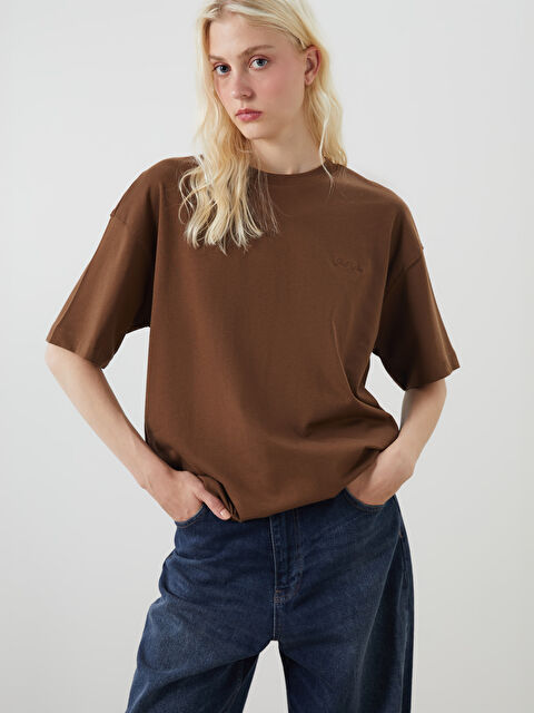 LCW Vision Bisiklet Yaka Nakışlı Oversize Kadın Tişört - S5QS54Z8-R3B