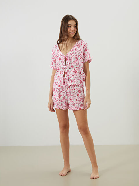 LCW DREAM V Yaka Çiçekli Kadın Şortlu Pijama Takımı - S5QT25Z8-LRA
