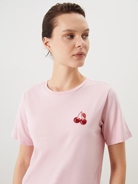 LCW Comfort Bisiklet Yaka Kiraz Nakışlı Kadın Tişört - S5QY67Z8-S1A