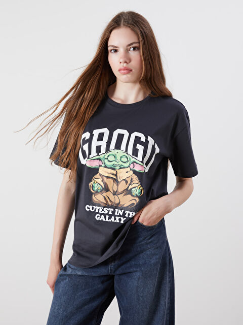 XSIDE تیشێرتی ژنان یاخەی خڕ بە نەخشی Grogu - S5R684Z8-VDL