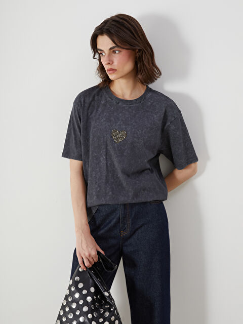 LCW Vision Bisiklet Yaka Kalp Nakışlı Oversize Kadın Tişört - S5RD91Z8-DC4