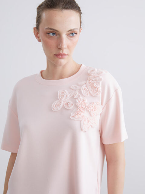 LCW Comfort Bisiklet Yaka Gül İşlemeli Kadın Tişört - S5RJ12Z8-QWL