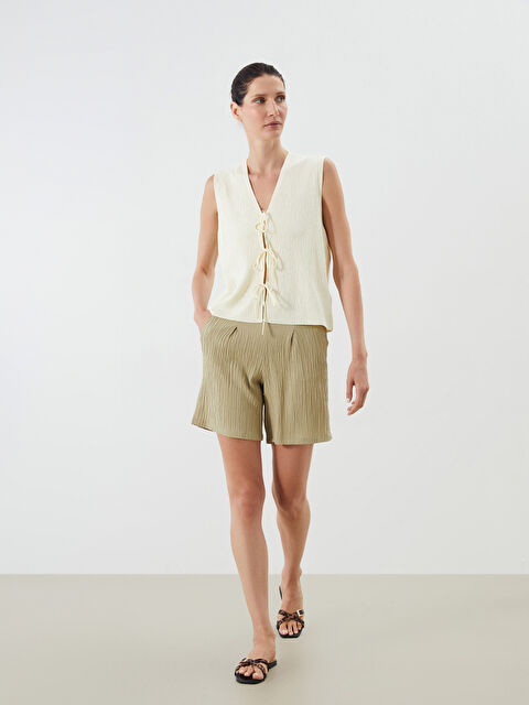 LCWAIKIKI Classic Beli Lastikli Dokulu Kadın Şort - S5RL42Z8-RQZ