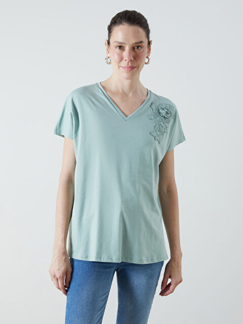 LCW Grace V Yaka Gül İşlemeli Kadın Tişört - S5RV63Z8-GJM