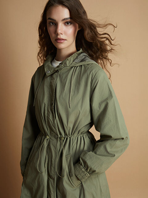 LCW Modest Kadın Kapüşonlu Düz Yağmurluk - W51579Z8-YCQ