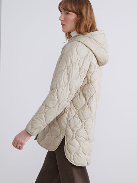 LCWAIKIKI Classic Kapüşonlu Kapitone Oversize Kadın Şişme Mont - W53237Z8-CR8