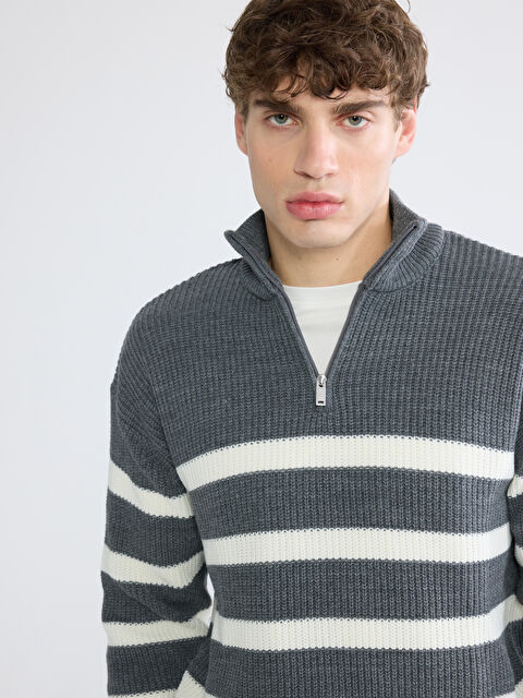 XSIDE Fermuarlı Dik Yaka Çizgili Erkek Triko Kazak - W5DC12Z8-HZX