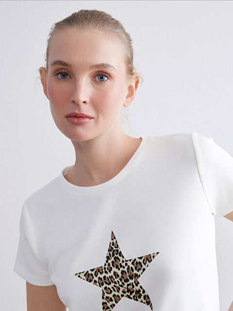 LCWAIKIKI Classic Bisiklet Yaka Yıldız Baskılı Kadın Tişört - W5KC30Z8-R9J