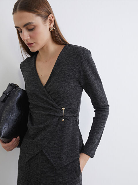 LCWAIKIKI Basic Kruvaze Yaka Metal Tokalı Büzgülü Bluz - W5NP24Z8-D3A