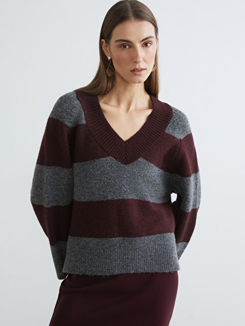 LCWAIKIKI Classic V Yaka Çizgili Oversize Kadın Triko Kazak - W5NR30Z8-LET