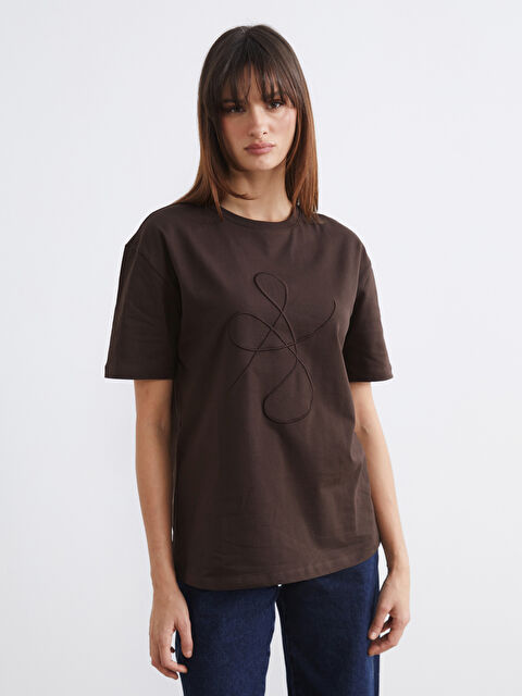 Soulife Bisiklet Yaka Nakışlı Kadın Tişört