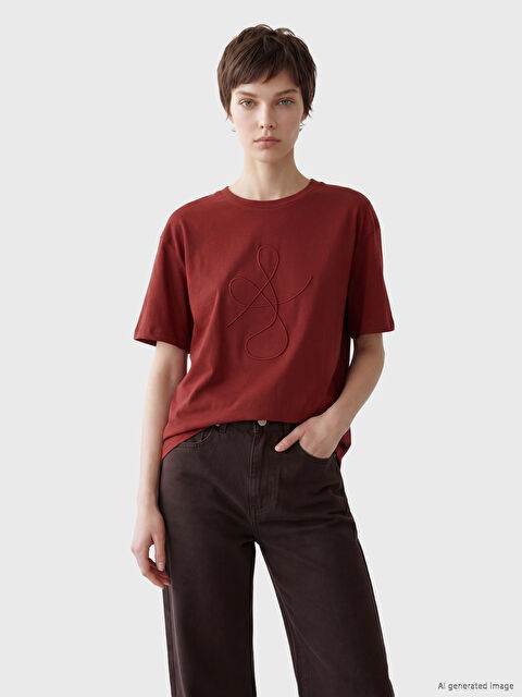 Soulife Bisiklet Yaka Nakışlı Kadın Tişört