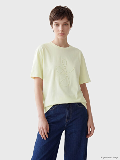 Soulife Bisiklet Yaka Nakışlı Kadın Tişört