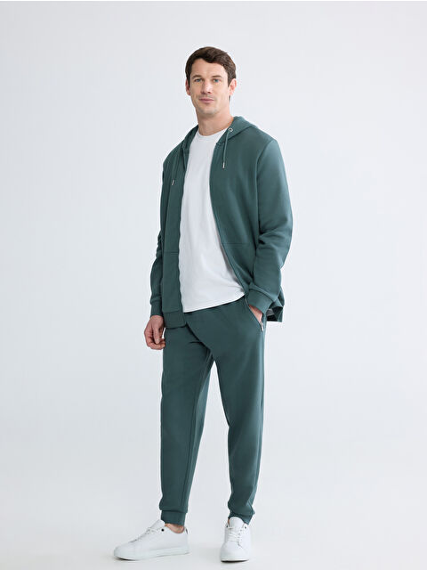 LCWAIKIKI Classic Men's Thick Jogger Sweatpants in a Regular Fit - S60380Z8-QVA