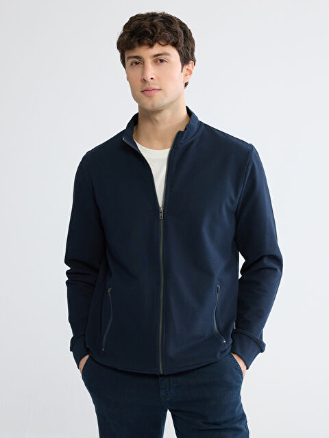 LCWAIKIKI Classic سويتشيرت رجالي كلاسيك بقصة مريحة وسحاب مع ياقة واقفة - S64289Z8-RFH