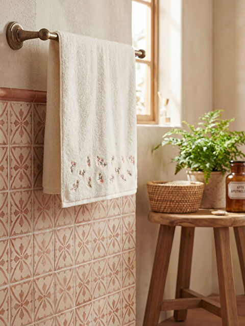 LCW HOME Çiçek Nakışlı Yüz Havlusu 50x80 cm - S64915Z8-EEW