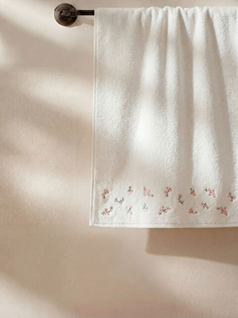 LCW HOME Çiçek Nakışlı Yüz Havlusu 50x80 cm - S64915Z8-EEW