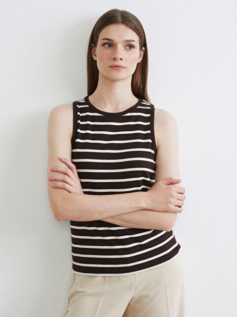 LCW Modest توب نسائي مخطط بلا كم بكول مدور.