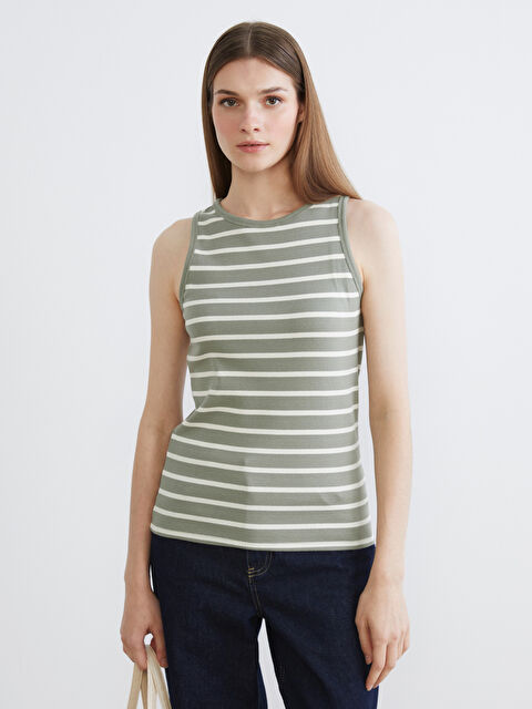 LCW Modest توب نسائي مخطط بلا أكمام بكول مدور.