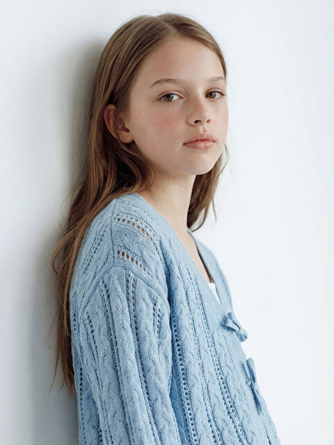 LCW Kids V Yaka Saç Örgüsü Desenli Kız Çocuk Triko Hırka