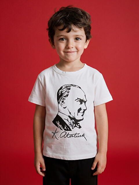 LCW Kids Bisiklet Yaka Atatürk Baskılı Erkek Çocuk Tişört - S68830Z1-R9J