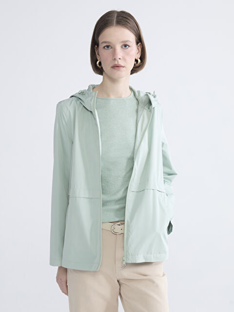 LCWAIKIKI Classic Kapüşonlu Kadın Yağmurluk - S69751Z8-ZUF