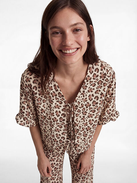 LCW DREAM Pyjama-Set für Damen mit V-Ausschnitt und Leopardenmuster