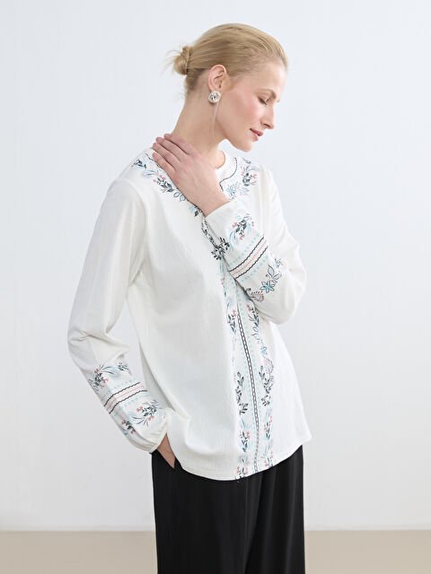 LCW Grace بلوزی گوڵدار بە وردەکاری یەخەی قردێلەیی.