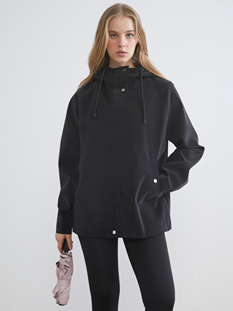 XSIDE Predimenzionirani kišni mantil sa kapuljačom od veštačke kože - S6AT70Z8-CVL