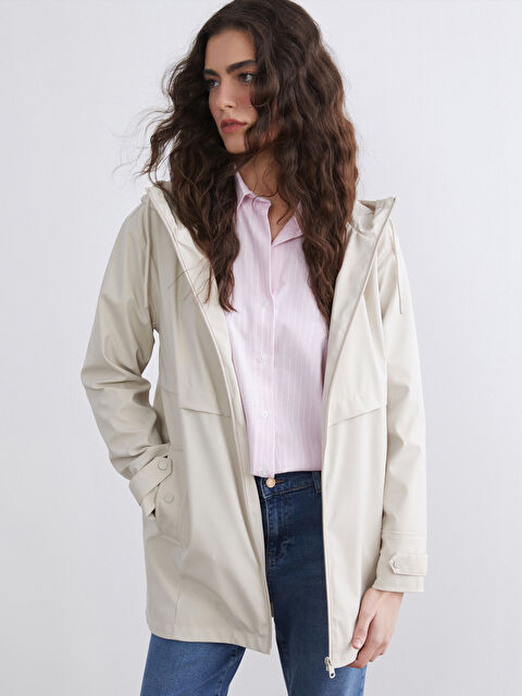 LCW Vision Kapüşonlu Kadın Deri Görünümlü Yağmurluk - S6BA83Z8-VL2