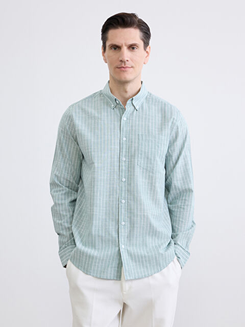 LCWAIKIKI Classic قميص بوبلين مخطط للرجال بقصة عادية