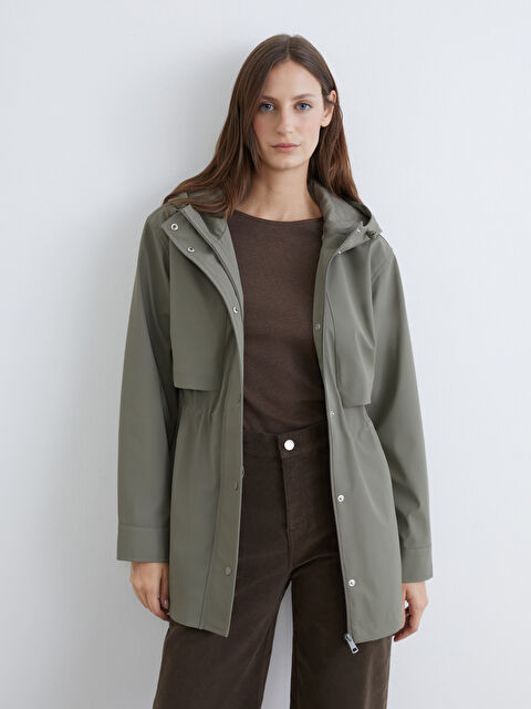 LCWAIKIKI Classic Kapüşonlu Kadın Deri Görünümlü Yağmurluk - S6BP44Z8-GGY