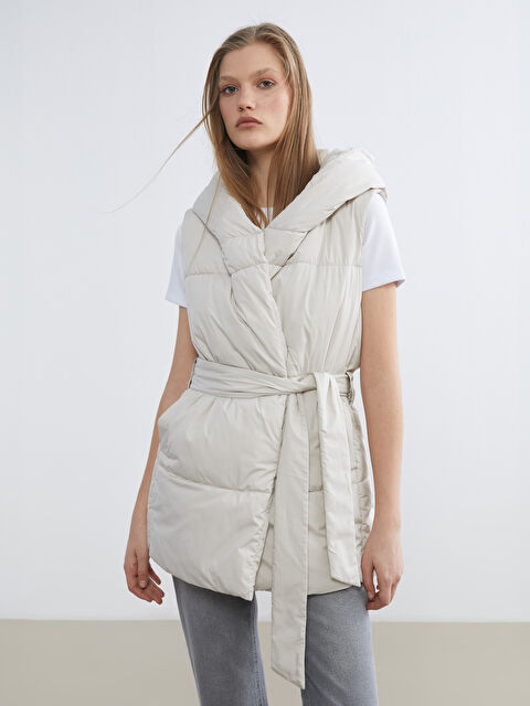 LCWAIKIKI Classic Kapüşonlu Beli Kuşaklı Kadın Şişme Yelek - S6DK80Z8-SB4