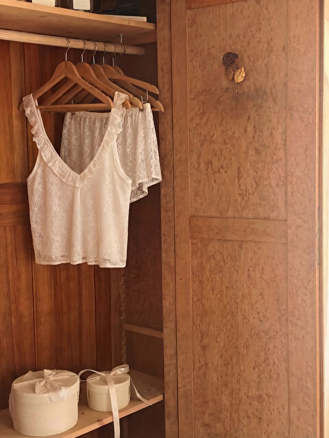 LCW DREAM V Yaka Dantelli Kadın Şortlu Pijama Takımı - S6FD13Z8-FFB