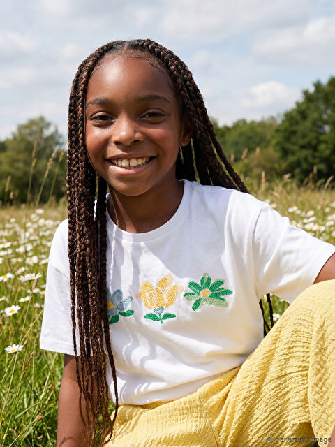 LCW Kids Bisiklet Yaka Çiçek Nakışlı Kız Çocuk Tişört