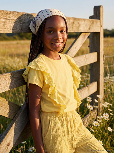 LCW Kids Bisiklet Yaka Fisto Detaylı Kız Çocuk Tişört