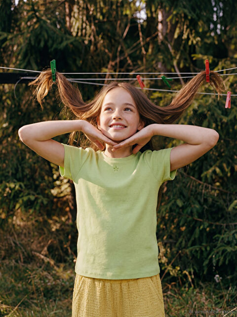 LCW Kids Bisiklet Yaka Nakışlı Kız Çocuk Tişört