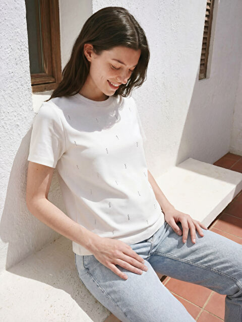 LCW Comfort Bisiklet Yaka Taşlı Kadın Tişört