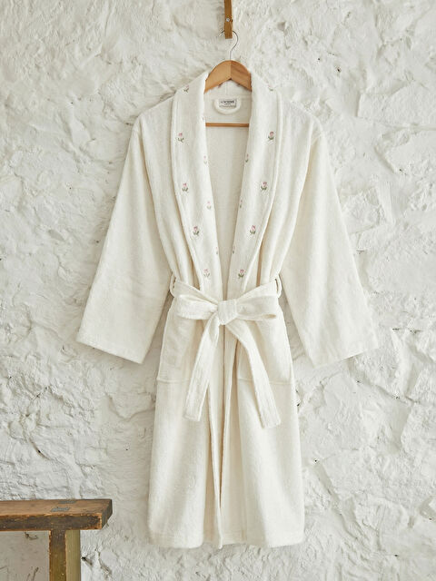 LCW HOME Çiçek Nakışlı Pamuklu Kadın Bornoz - S6GA92Z8-EEW