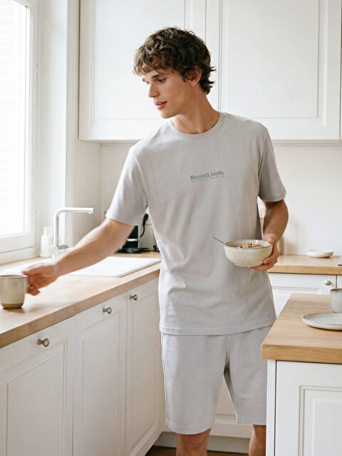 LC WAIKIKI سێتی بیجامەی چاپکراوی پیاوانە بە قۆڵ كورت