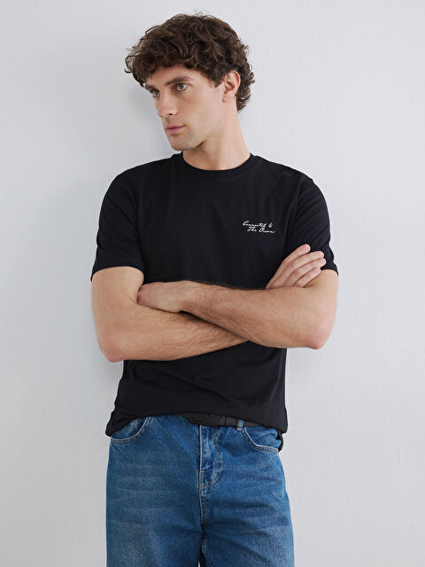 LCWAIKIKI Classic Bisiklet Yaka Nakışlı Erkek Tişört