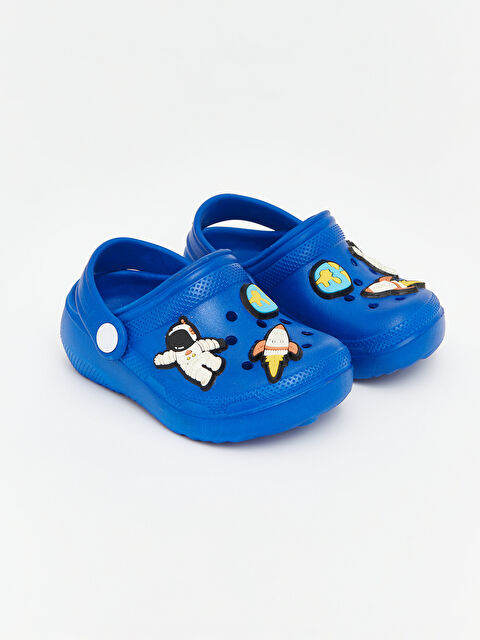 LCW STEPS صنادل شاطئية للبنات الرضع بطبعة رائد فضاء