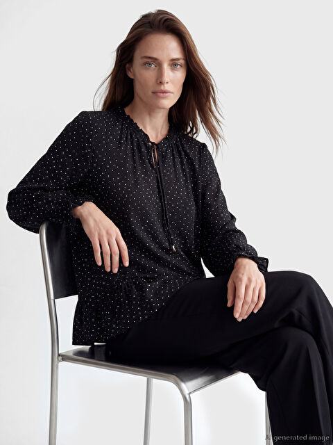 LCW Grace Bağlamalı Yaka Puantiyeli Bluz