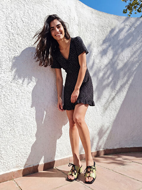 LCW Comfort V Yaka Puantiyeli Fırfırlı Mini Elbise