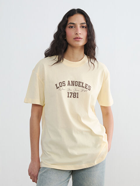 LCW Modest მრგვალი საყელო Los Angeles ნაბეჭდი ქალის მაისური