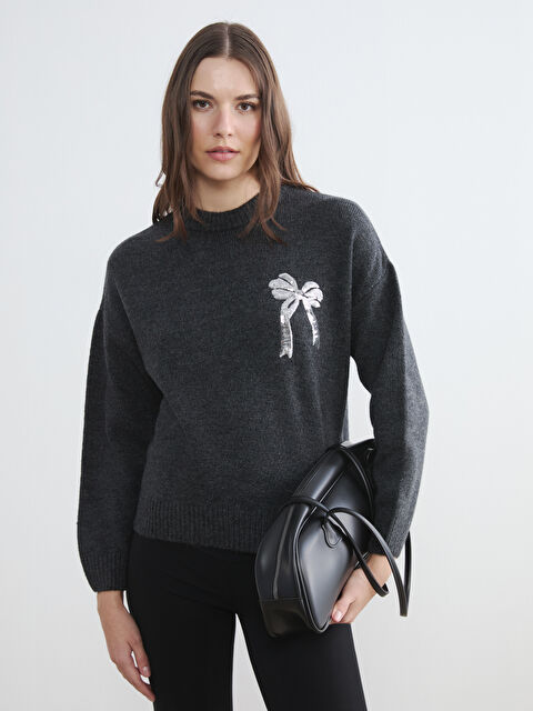 LCW Comfort Bisiklet Yaka Fiyonk Nakışlı Kadın Triko Kazak - S6KI61Z8-JPT