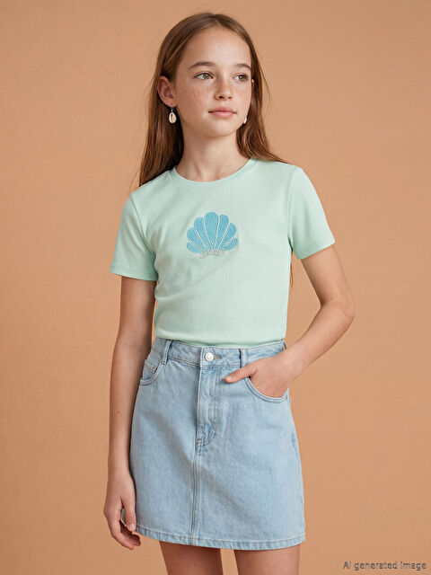 LCW Kids Bisiklet Yaka Nakışlı Kız Çocuk Tişört